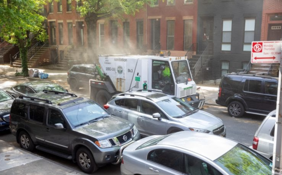 De Blasio dice que es hora de repensar las reglas de estacionamiento alterno en Nueva York