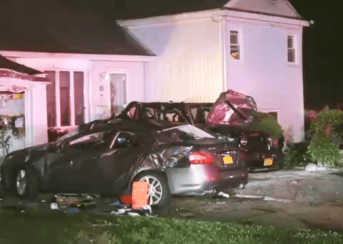 Cuatro adolescentes hispanos heridos tras choque de su auto contra casa en Bay Shore