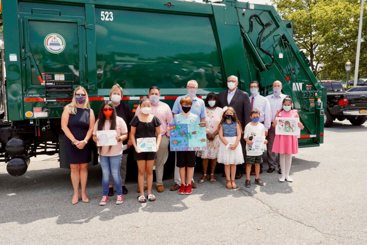 Honran a estudiantes ganadores de concurso de pósters de reciclaje en Hempstead