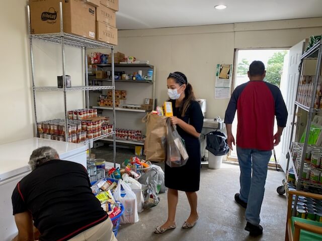 Bufete de abogados dona alimentos a despensa que sirve a hispanos en Hempstead