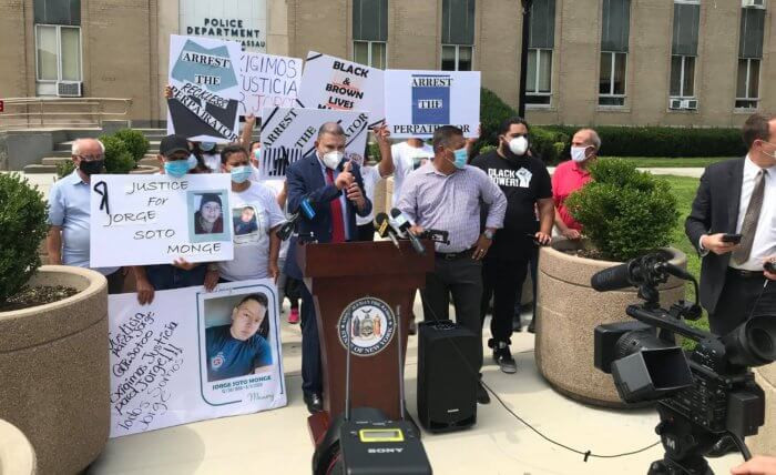 Padres de Jorge Soto demandan justicia frente a la jefatura de policía de Nassau