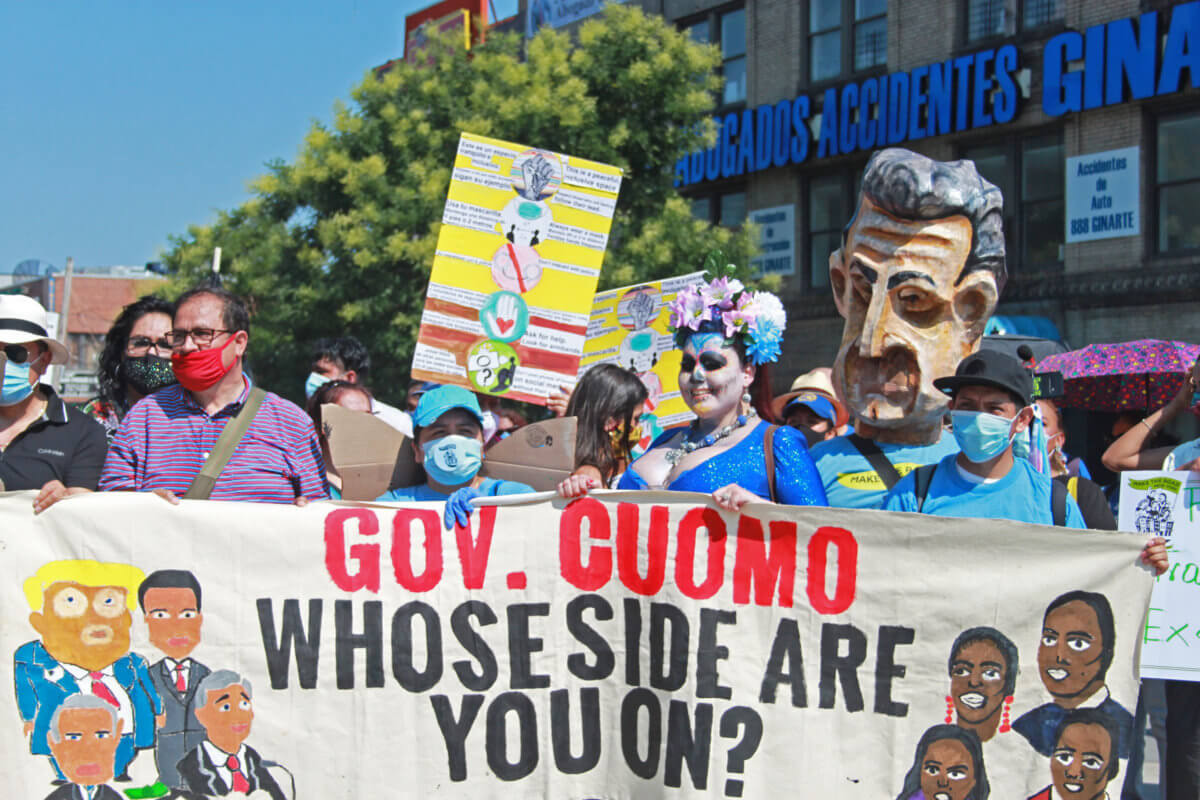 Manifestantes de Queens instan al gobernador a cobrar impuestos a multimillonarios para fondo de trabajadores