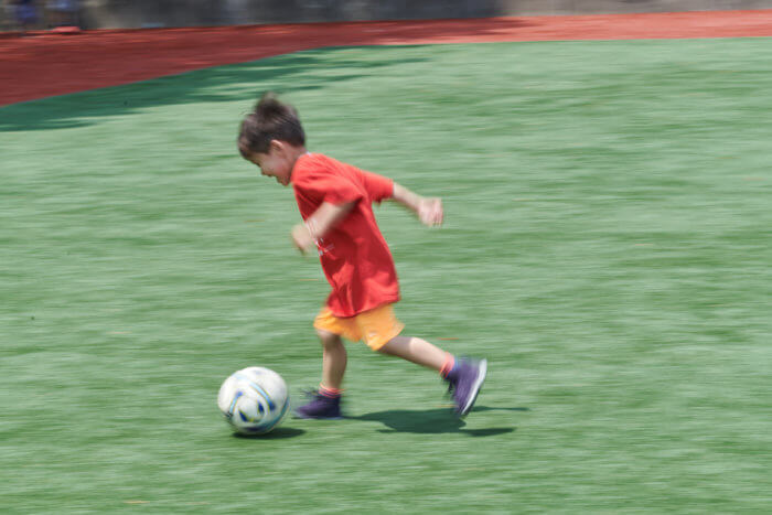 Taller de fútbol motiva a jóvenes inmigrantes y latinos a practicar en casa