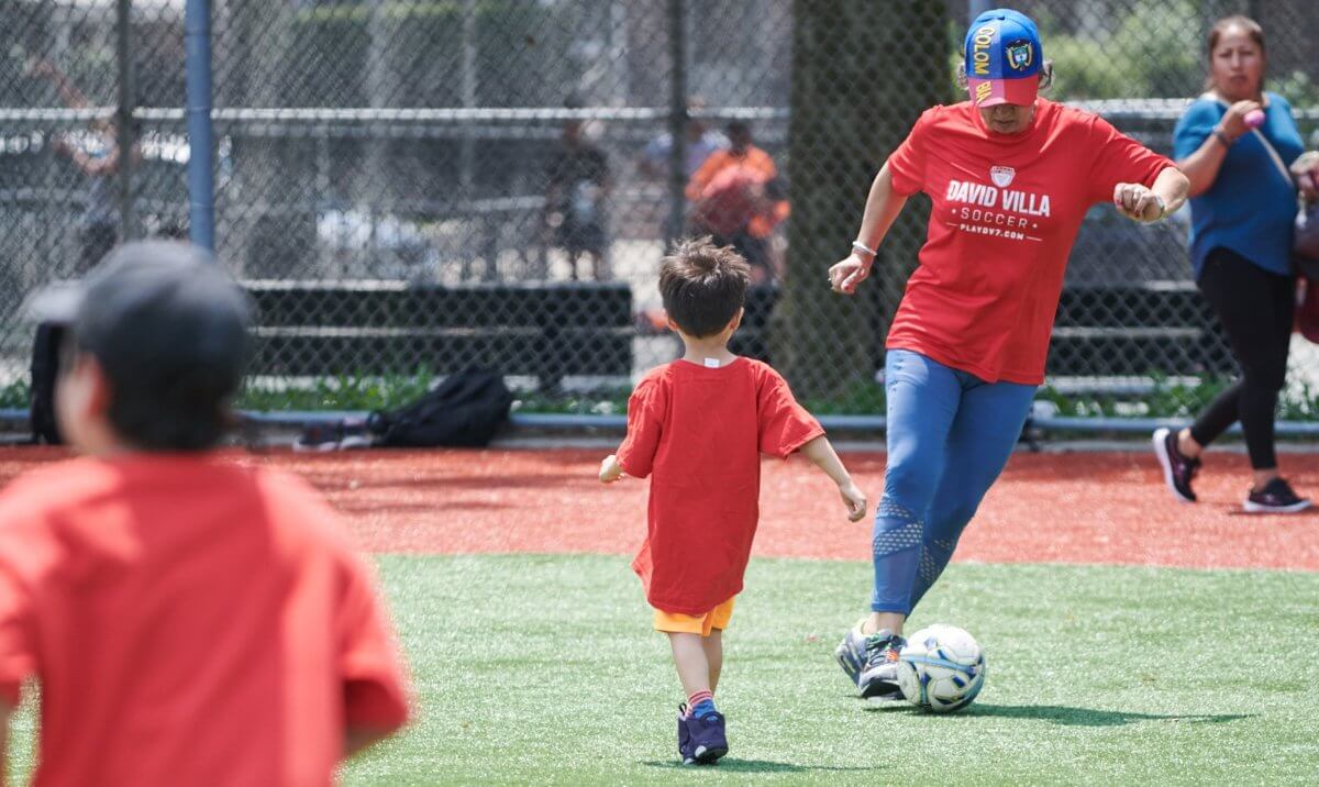 Taller de fútbol motiva a jóvenes inmigrantes y latinos a practicar en casa