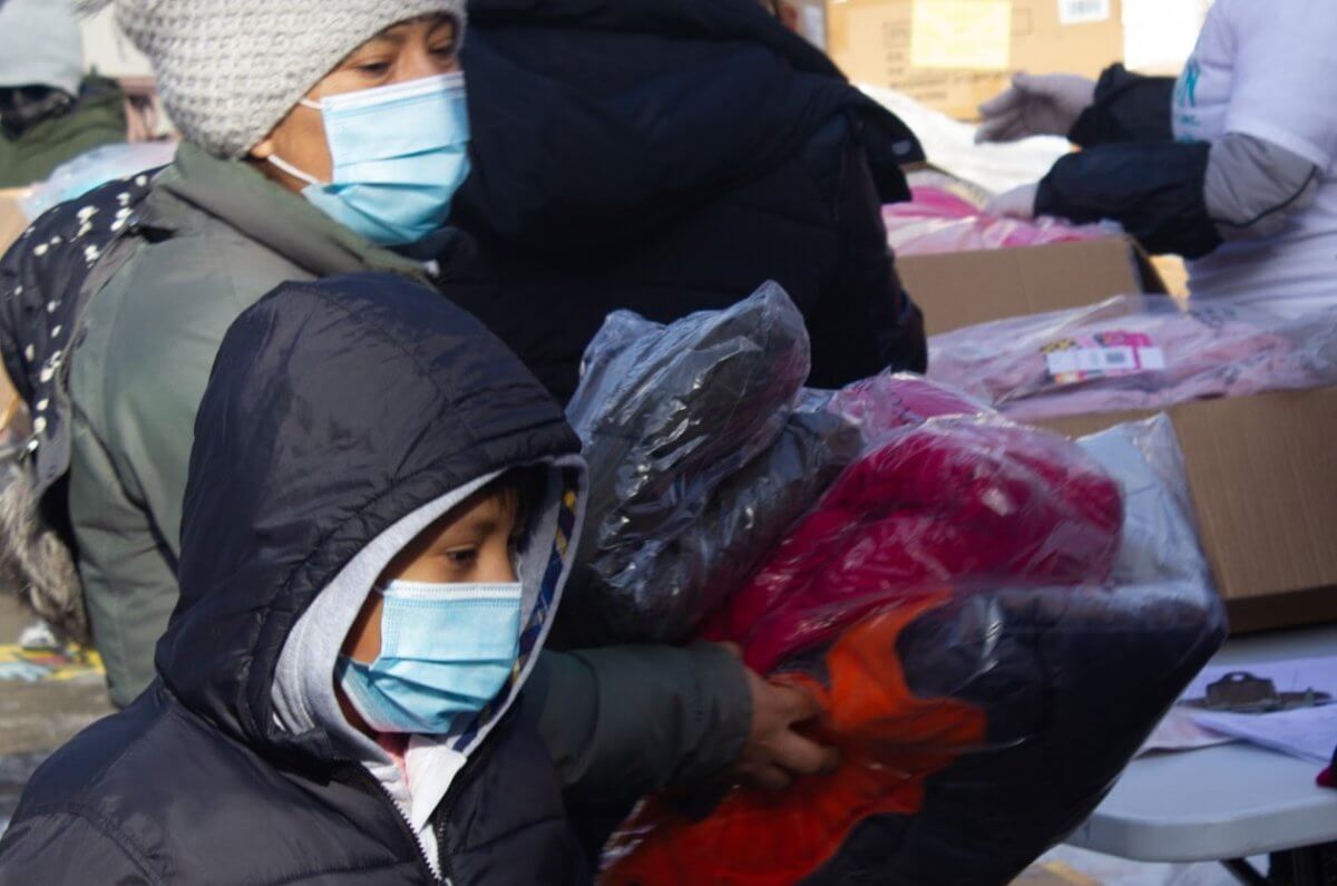 Voluntarios divulgan alegría navideña con distribución de abrigos y juguetes