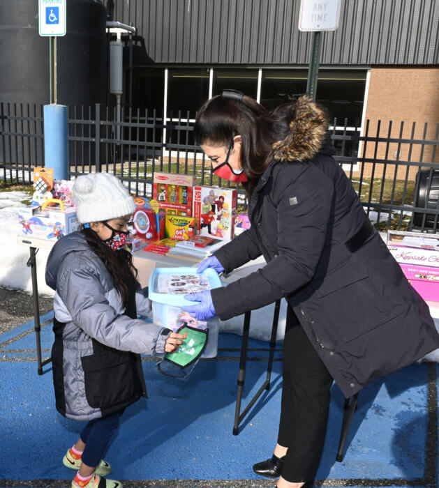Exitosa distribución de juguetes, abrigos y útiles escolares en Westbury