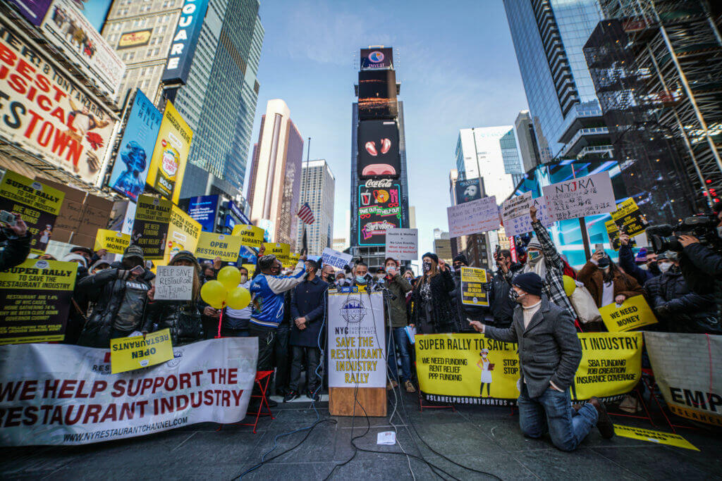 «¡Sálvanos!»: Trabajadores y propietarios de restaurantes de Nueva York protestan por cierres