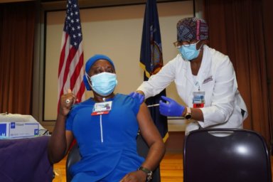 Alcalde: Más de 5.000 trabajadores de la salud han recibido la nueva vacuna COVID-19