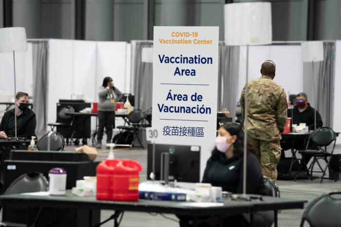Abren sitios de vacunación estatales en Jones Beach, Javits Center, Westchester, Siracusa y Albany