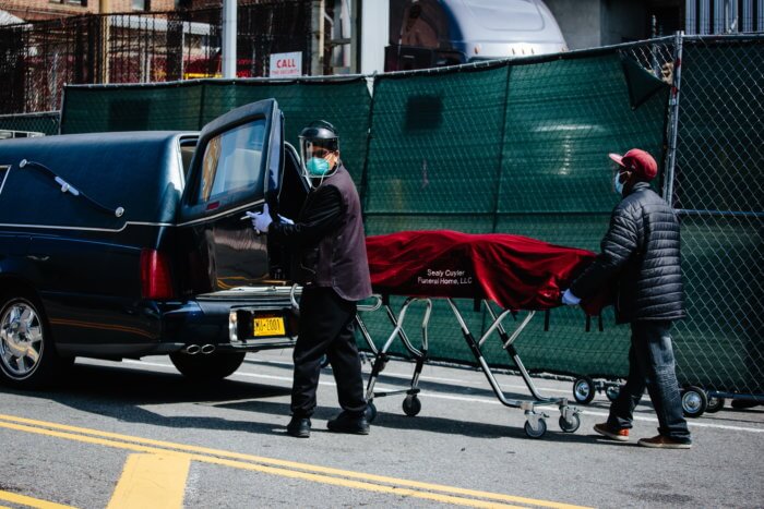 Estado de NY no contó miles de muertes por COVID-19 en residencias de ancianos, según informe