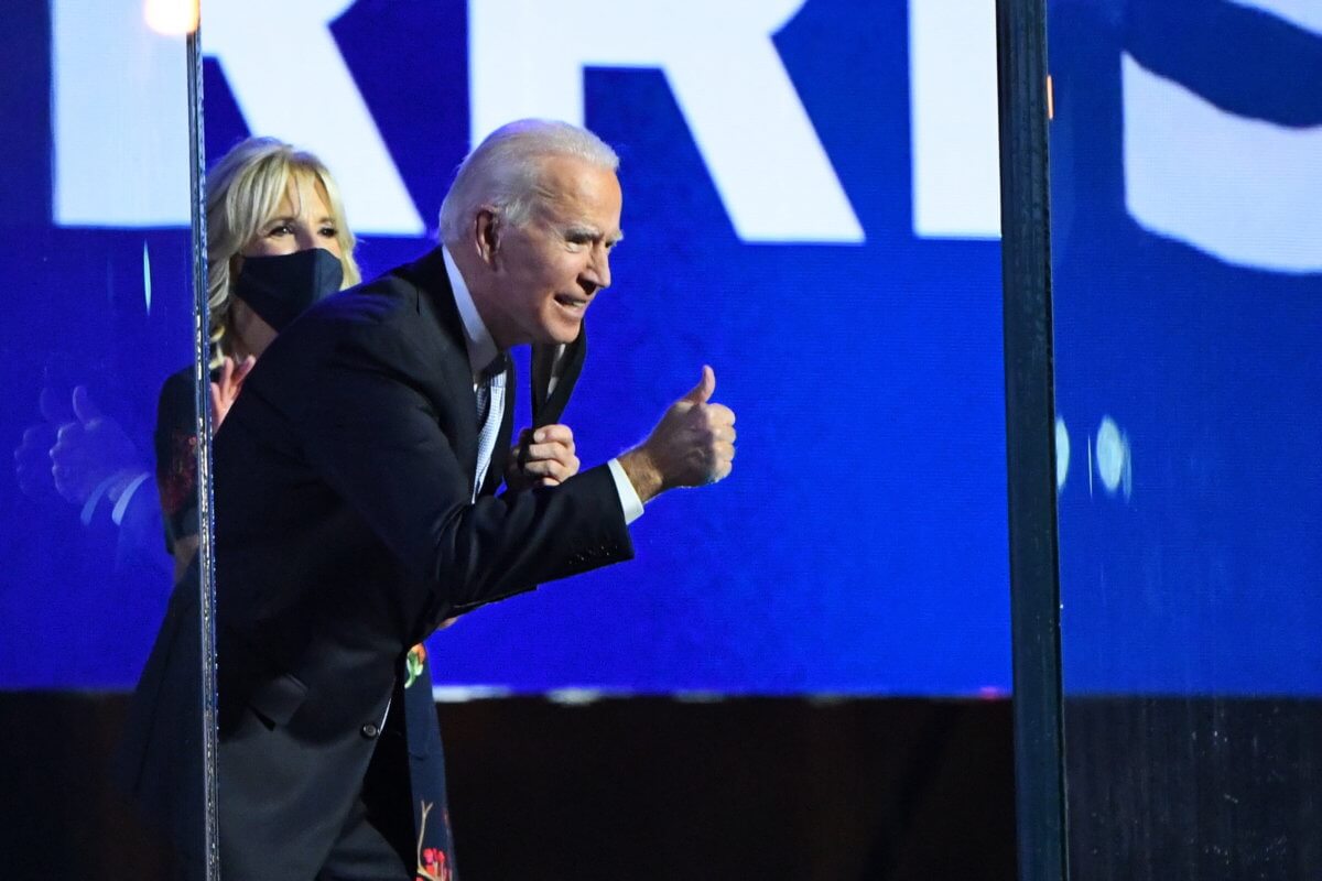 Biden aterriza en las afueras de Washington en la víspera de su investidura