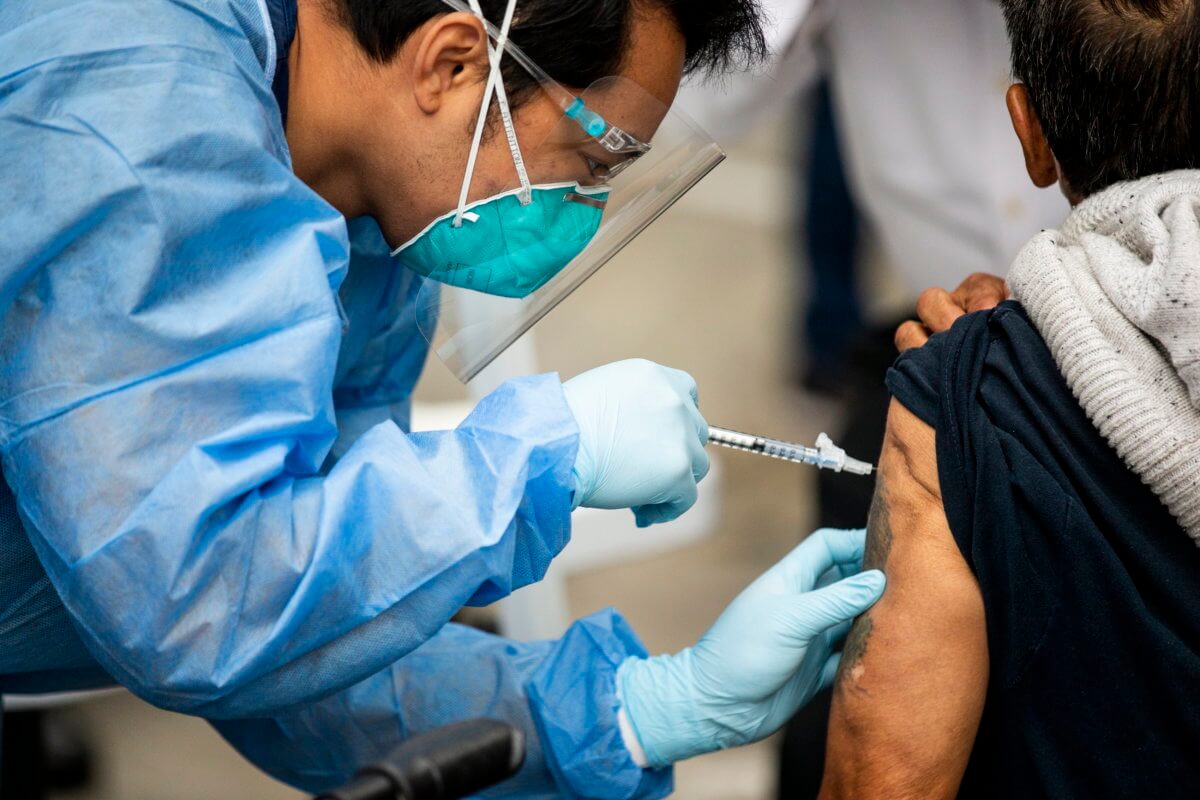 Demanda récord de vacunas tras ampliar los criterios en el estado de NY