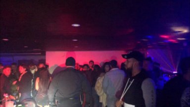 Agentes allanan fiesta ilegal en el sótano de un club nocturno en Jackson Heights a la que asistieron cientos