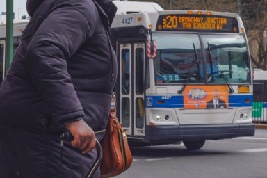 Más autobuses a los sitios de vacunación de FEMA desde NYCHA y centros comunitarios