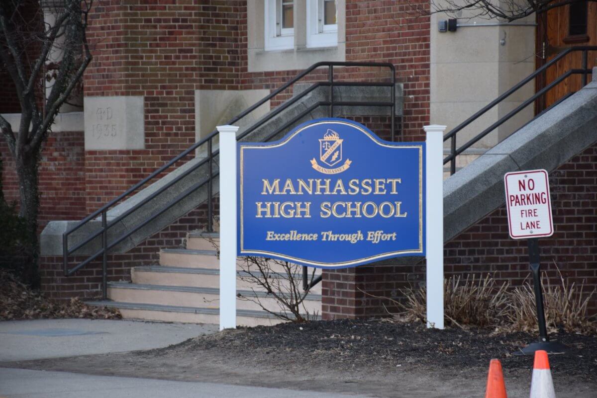 Escuela de Manhasset suspende clases presenciales por brote de 38 alumnos contagiados