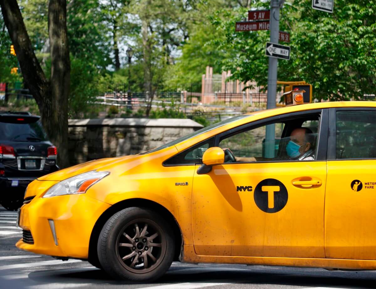 Taxistas y trabajadores de restaurantes, elegibles para vacuna en estado de NY