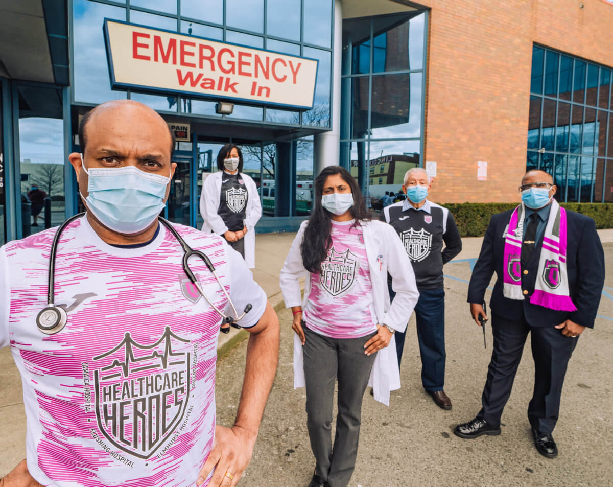Nuevo uniforme del Queensboro FC honra a héroes locales de la salud