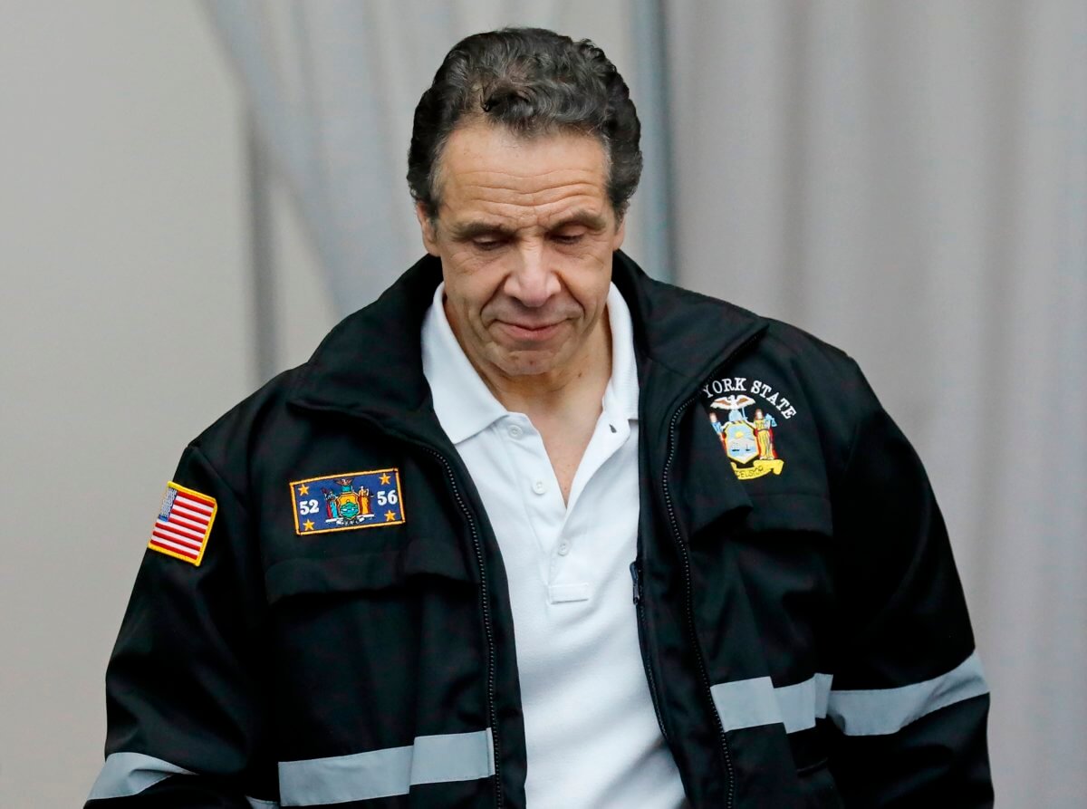 Gobernador de NY pide perdón, pero niega haber tocado inapropiadamente a nadie