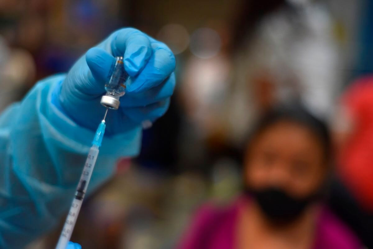 FDA y CDC recomiendan dejar de aplicar vacuna de J&J por casos de coágulos