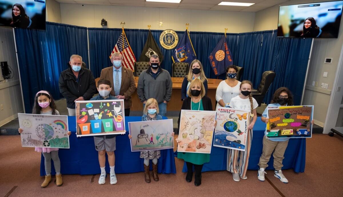 Premian a estudiantes ganadores de concurso de carteles del Día de la Tierra