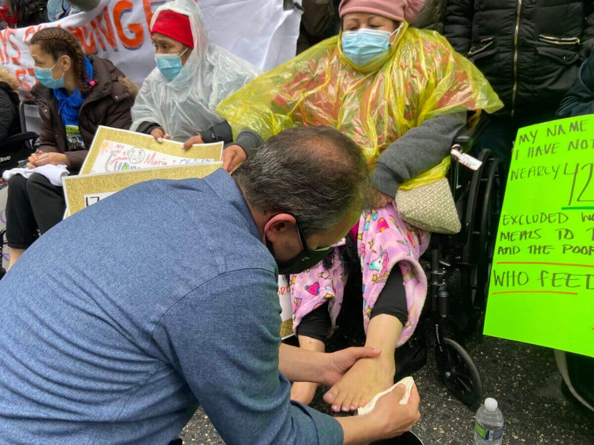 Políticos lavan pies de inmigrantes en huelga de hambre frente a oficina de Cuomo el Jueves Santo