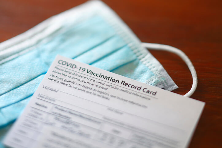 Hombre de Levittown arrestado por poseer tarjetas falsificadas de vacuna contra el Covid