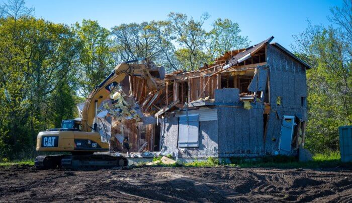 Town de Islip aprueba demolición de dos casas en ruinas en Bay Shore.