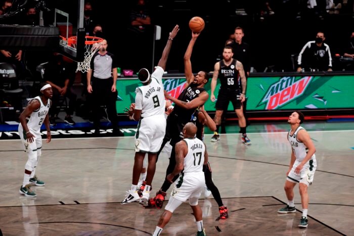 Los Nets arrollan a los Bucks en playoffs de la NBA