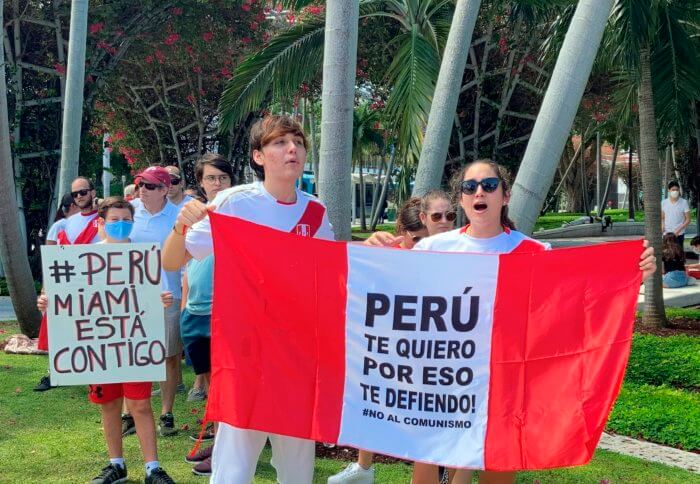 Cientos de peruanos en Nueva York marchan contra el fraude electoral