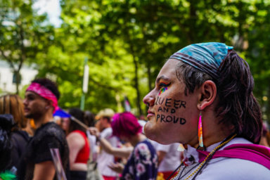 Los colores del arcoíris llenaron las calles de NY con la celebración del Mes del Orgullo LGBTQ+