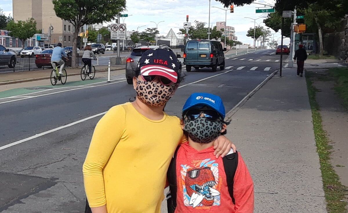 Las máscaras son opcionales al aire libre en las escuelas de Nueva York, pero aún son necesarias en el interior