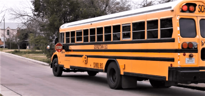 Aprueban legislación en Nassau para instalar cámaras de "alto" en autobuses escolares