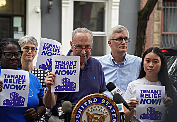 Schumer insta al estado de NY acelerar alivio de la renta para inquilinos y propietarios
