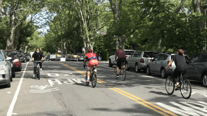 Bulevar de bicicletas en marcha para 39th Avenue en Sunnyside