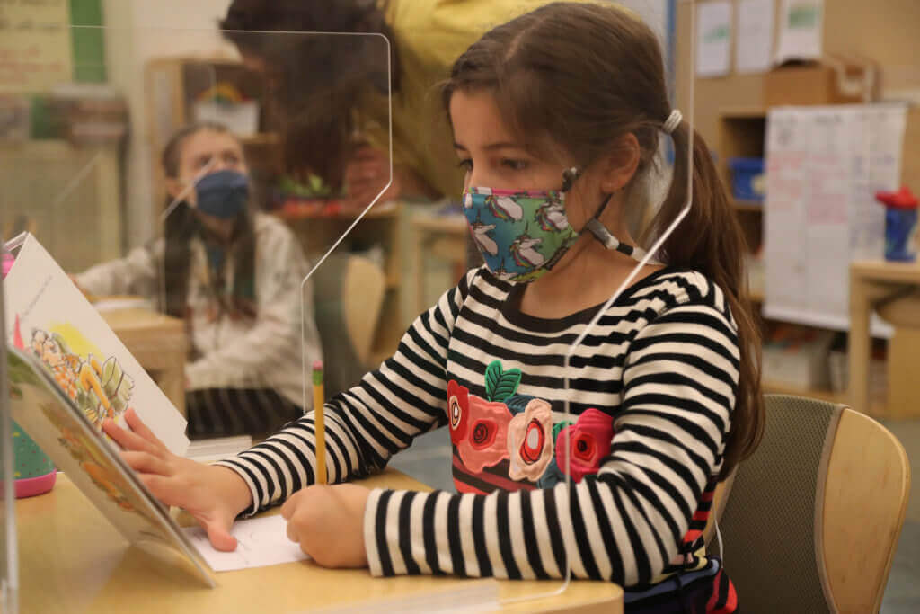 Alcalde decide mantener máscaras en escuelas a pesar de nuevas recomendaciones de los CDC