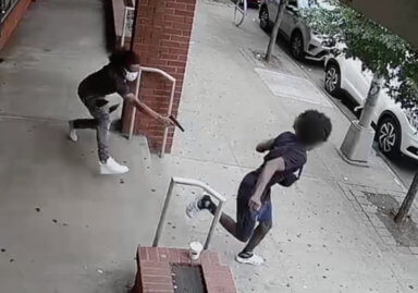 Video muestra a un joven armado disparando a un adolescente durante una pelea afuera de una tienda de Queens
