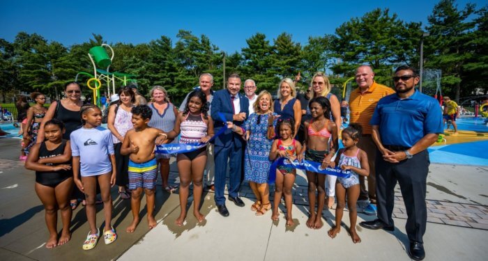 Familias de Suffolk disfrutan inauguración del Roberto Clemente Spray Park