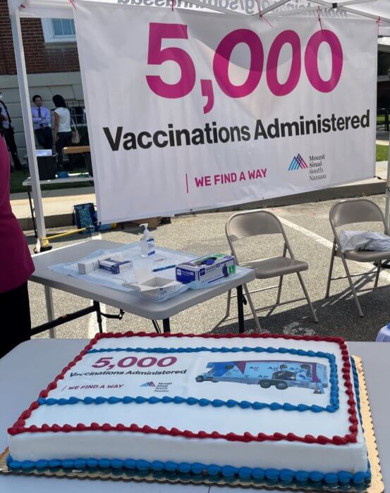 'Vaxmobile' aplica la dosis 5,000 de la vacuna contra el COVID-19