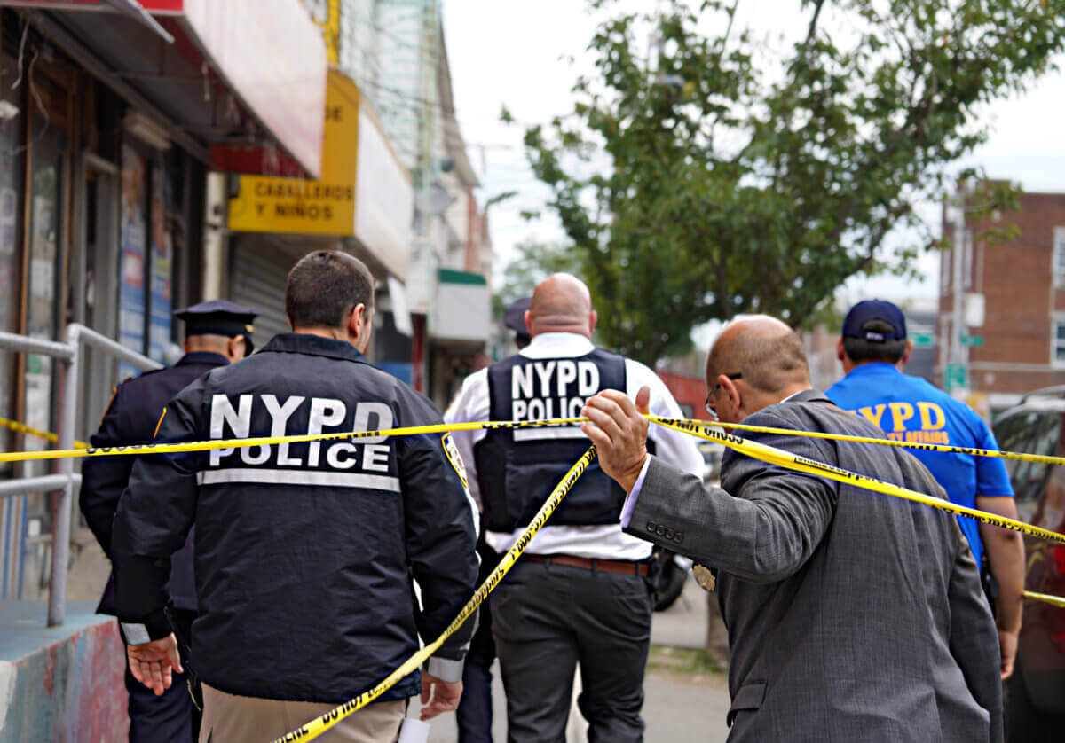 Reacción a tiroteo masivo en Queens: De Blasio busca desbandar pandillas, mientras Cuomo declara el crimen en Nueva York «fuera de control»