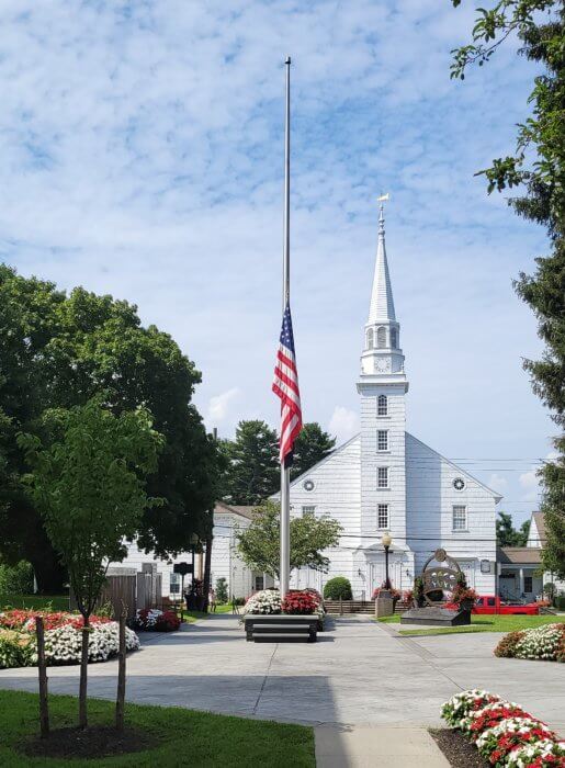 Town de Huntington honra a militares caídos con banderas a media asta