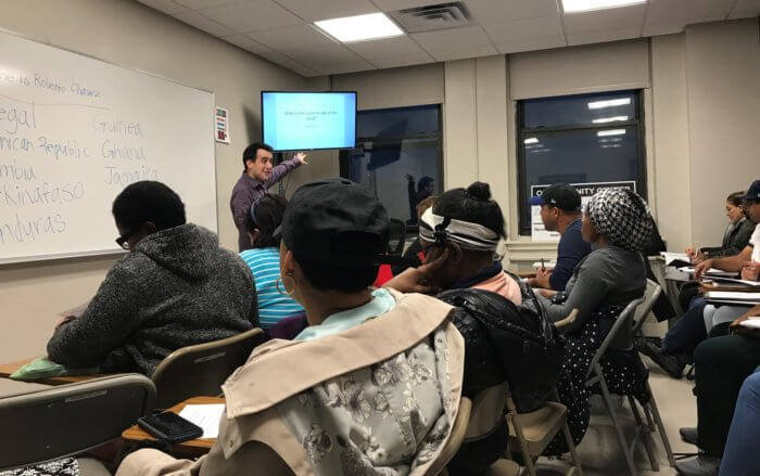 Programa de aprendizaje de inglés ayudará a inmigrantes de Long Island y Nueva York