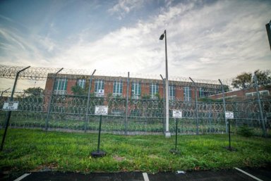 Alcalde quiere excarcelar Rikers Island mientras comisionado dice que reclusos “merecen estar allí»