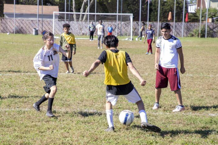Estudiantes de Uniondale celebran la Herencia Hispana en divertido "Soccer Jamboree"