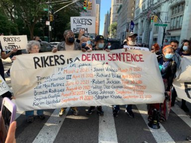 “Rikers es la muerte”: Manifestación callejera simboliza creciente presión pública para cerrar cárcel de Rikers Island