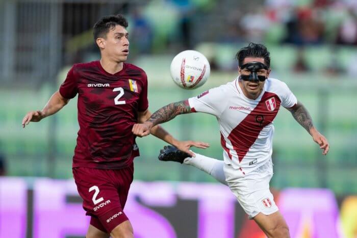 Perú vence en Venezuela y se mete en zona de repechaje al Mundial