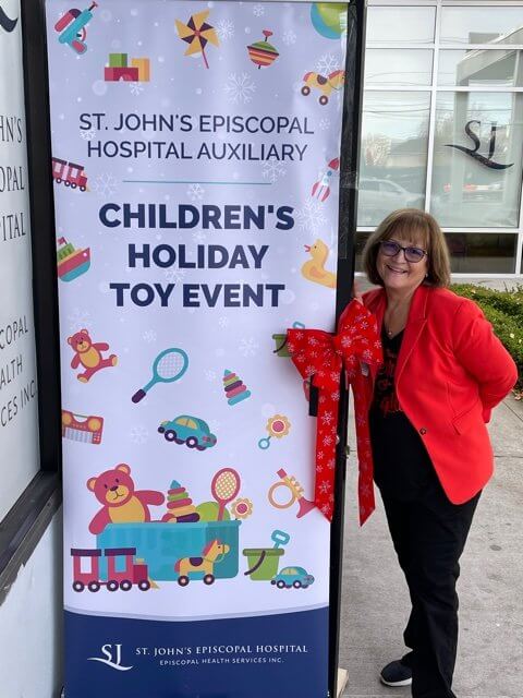 Más de 300 niños reciben regalos en el St. John’s Annual Children’s Holiday