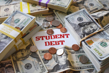 Schumer insta a Biden a extender la pausa pandémica por deuda estudiantil