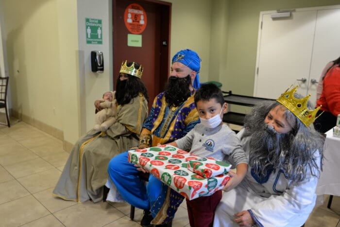 Niños celebran fiesta de los Reyes Magos en Círculo de la Hispanidad