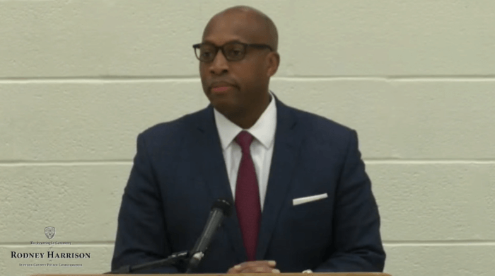 Rodney Harrison juramenta como el primer comisionado de policía afroamericano en Suffolk