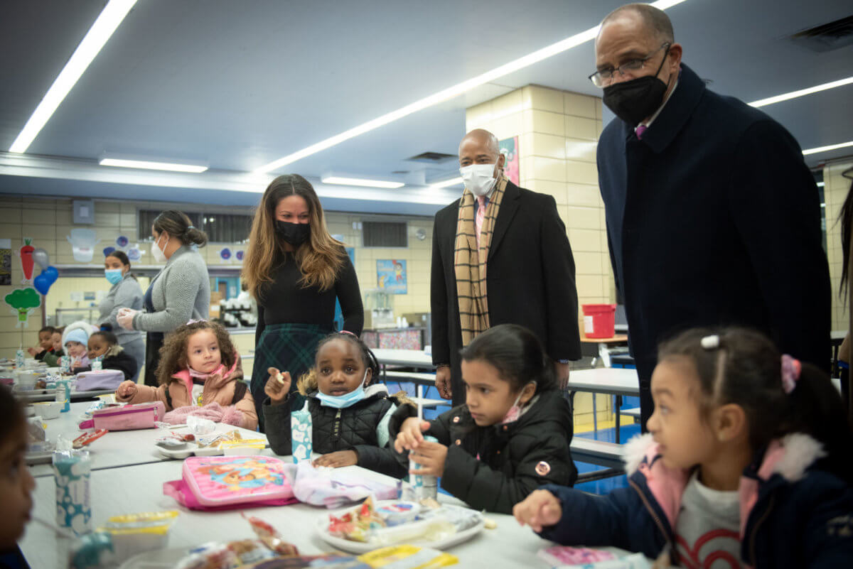 Nuevo alcalde lanza Centro de comando COVID-19 para prevenir infecciones y cierres en escuelas públicas de Nueva York